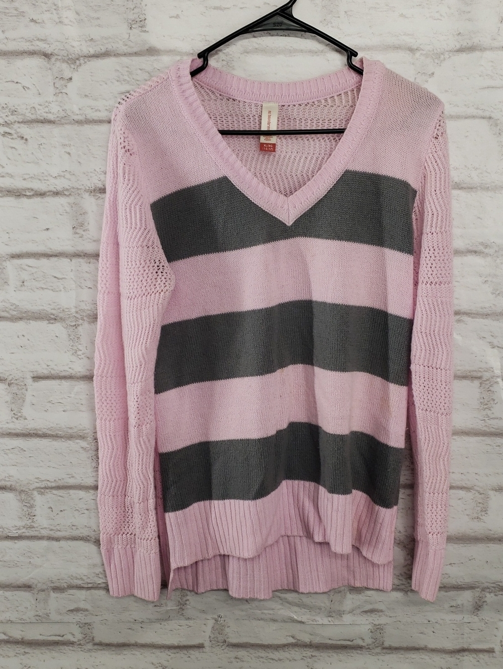 No Boundries Striped V-Neck Women's Sweater - Pink & Gray. XLarge.